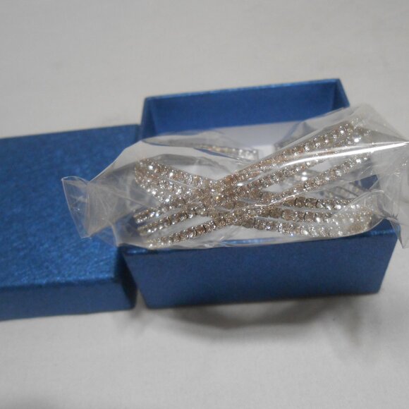 NEW GORGEOUS CLEAR RHINESTONE BANGLE BRACELET ON SILVER BAND IN BLUE JEWELRY BOX - Picture 8 of 9